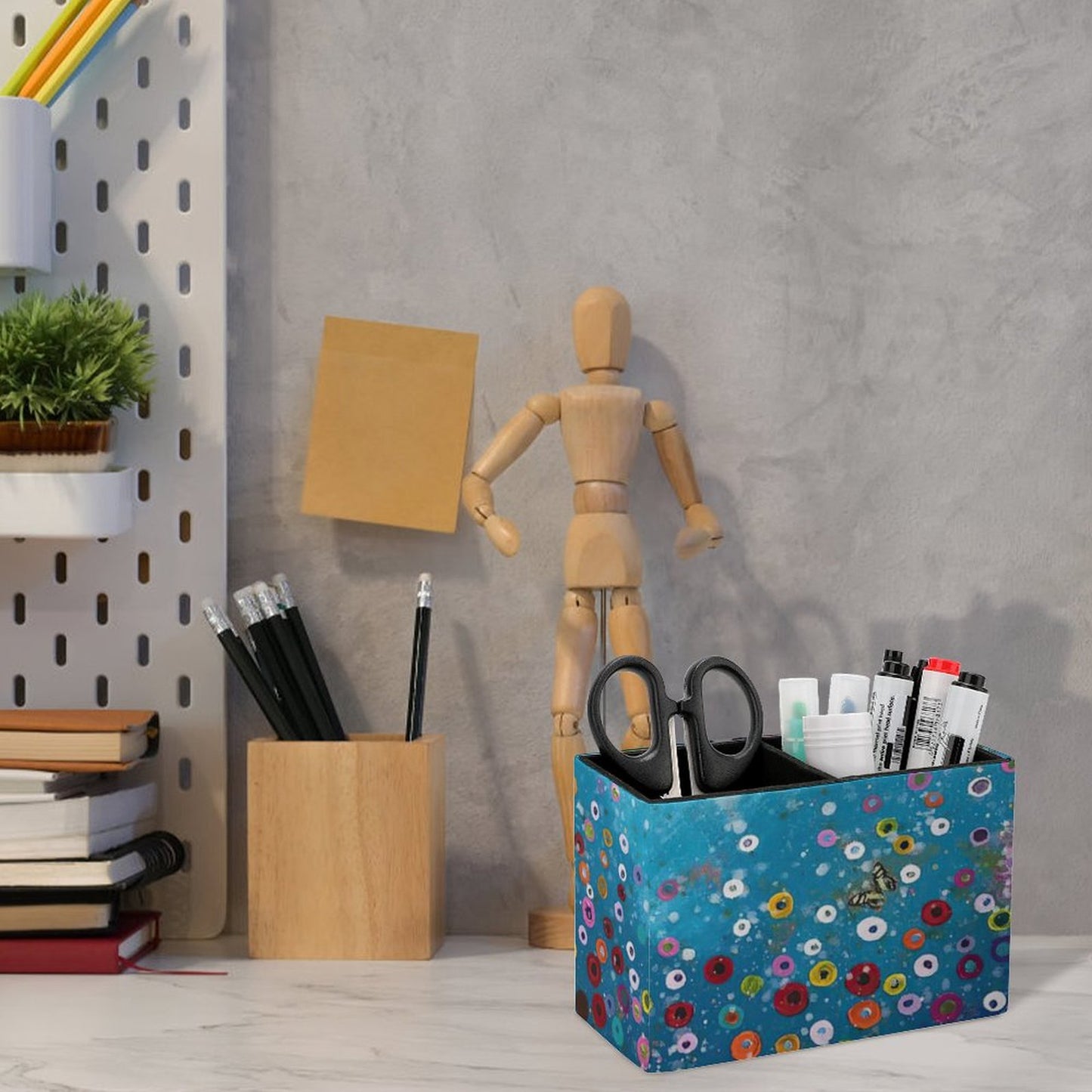 【仕事がはかどる】“司令部”を整える、オリジナル・レザーペンスタンド